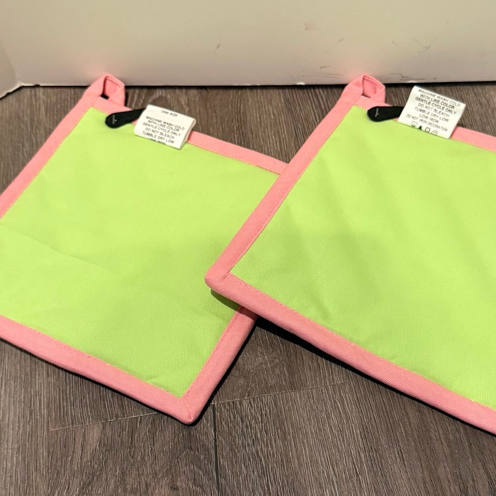 Absolutely Adorable Pink & Green Grinch Pot Holders- Set of 2- NWT - Picture 2 of 3
